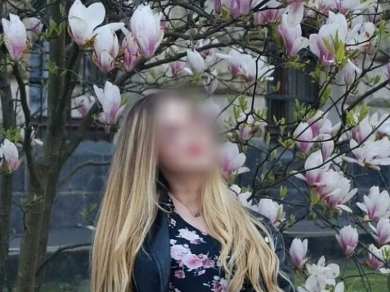 Julie, 25